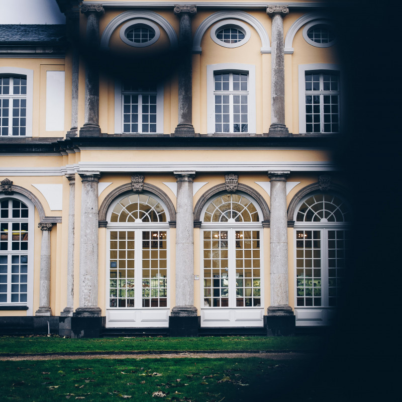 Das Poppelsdorfer Schloß durch den Zaun fotografiert.