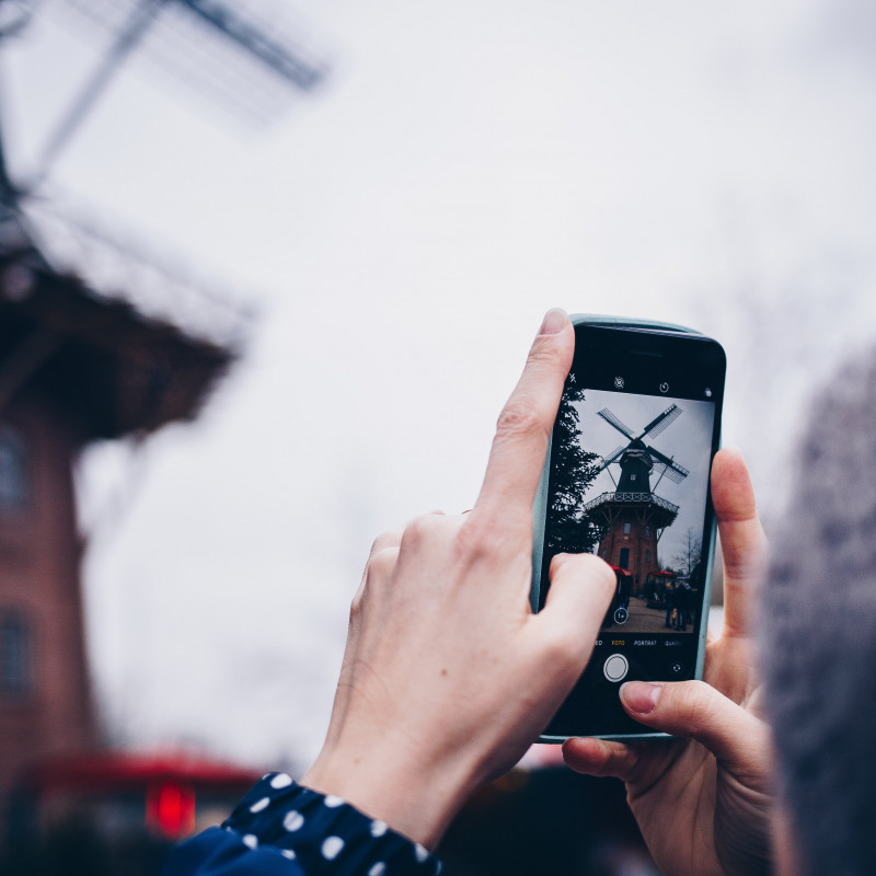 Zwei Hände halten ein Smartphone.