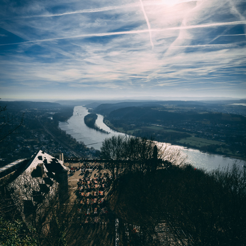 Blauer Himmel, Sonne und der Rhein.
