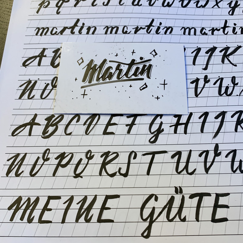 Gemalte Buchstaben auf Papier.