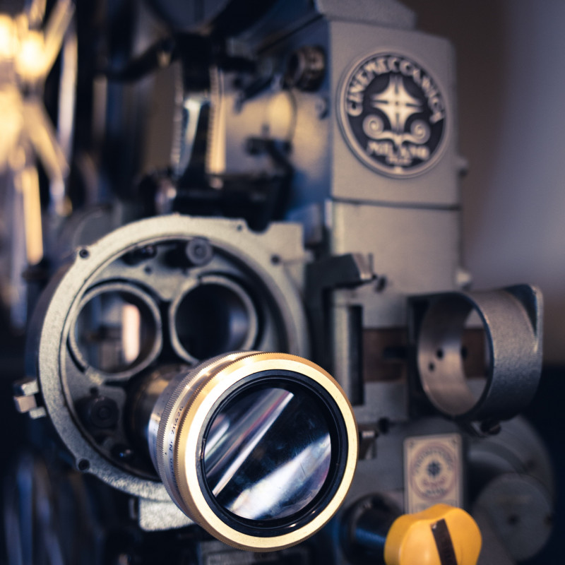 Die Linse eines Filmprojektors.