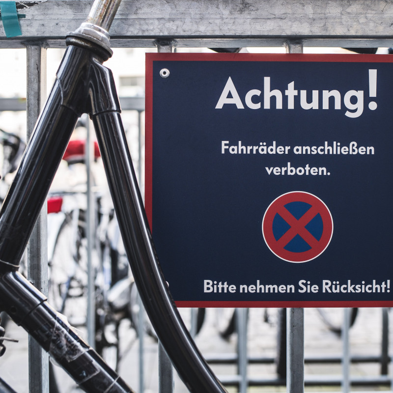 Ein "Fahrräder anschließen verboten"-Schild.
