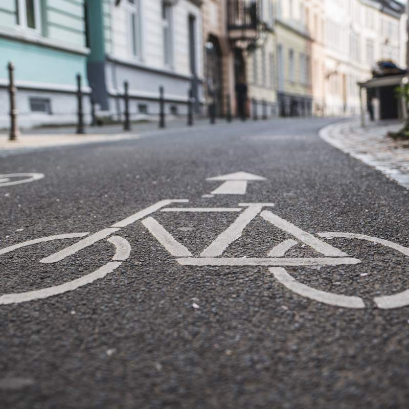 Ein Fahrrad-Symbol, das auf den Boden gemalt wurde.