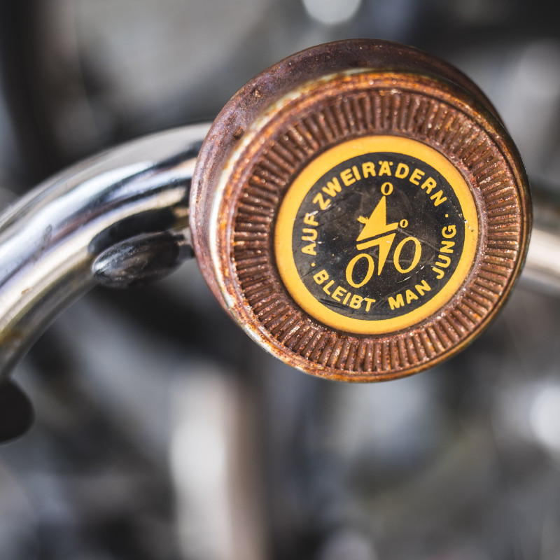 Eine rostige Fahrradklingel.