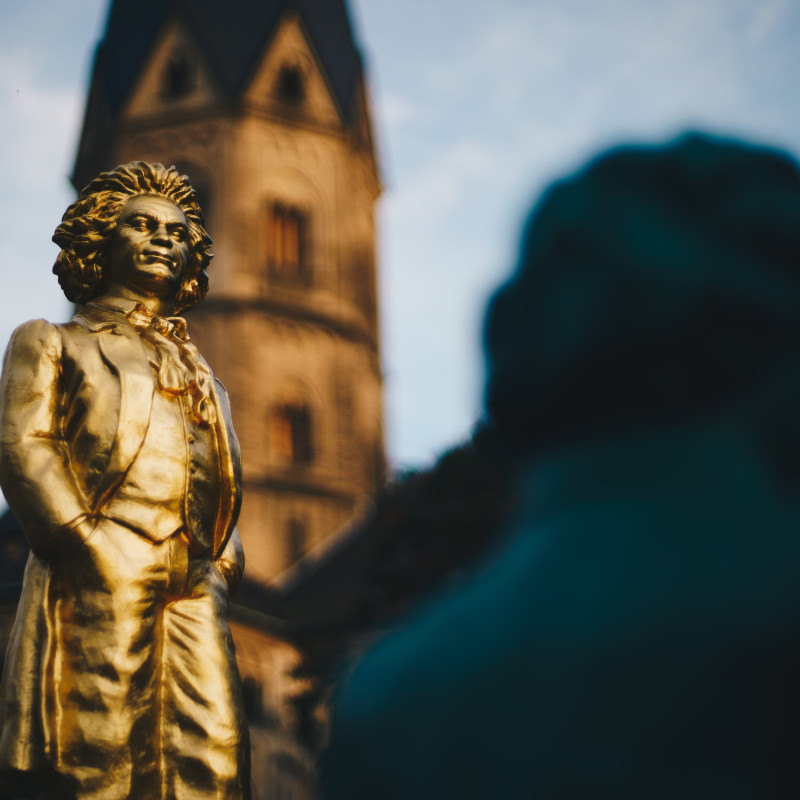 Eine goldene Beethoven-Statue.