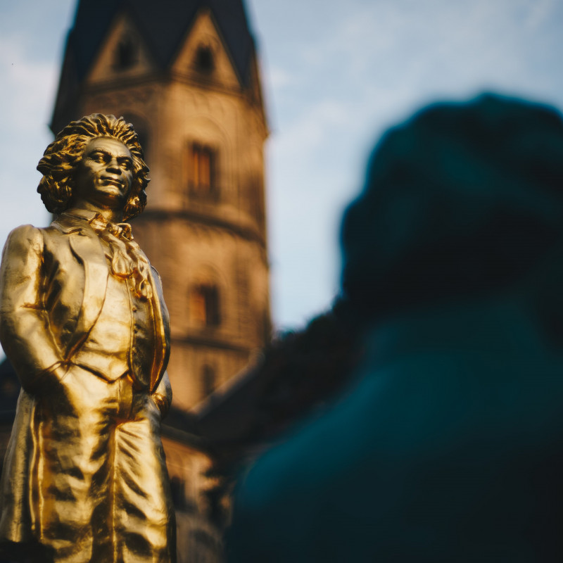 Eine goldene Beethoven-Statue.