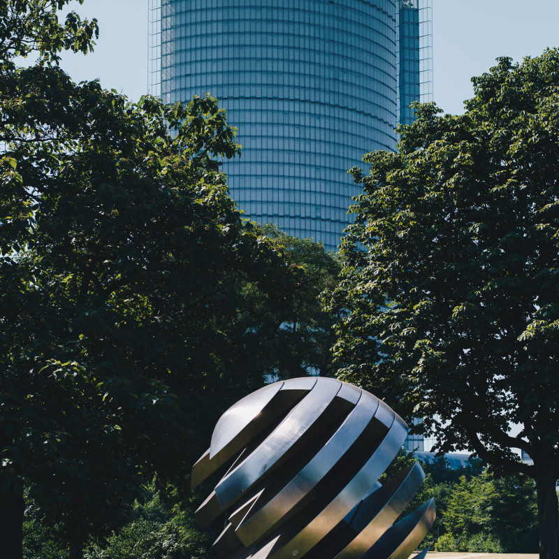 Eine Kugel vor dem Post-Tower.