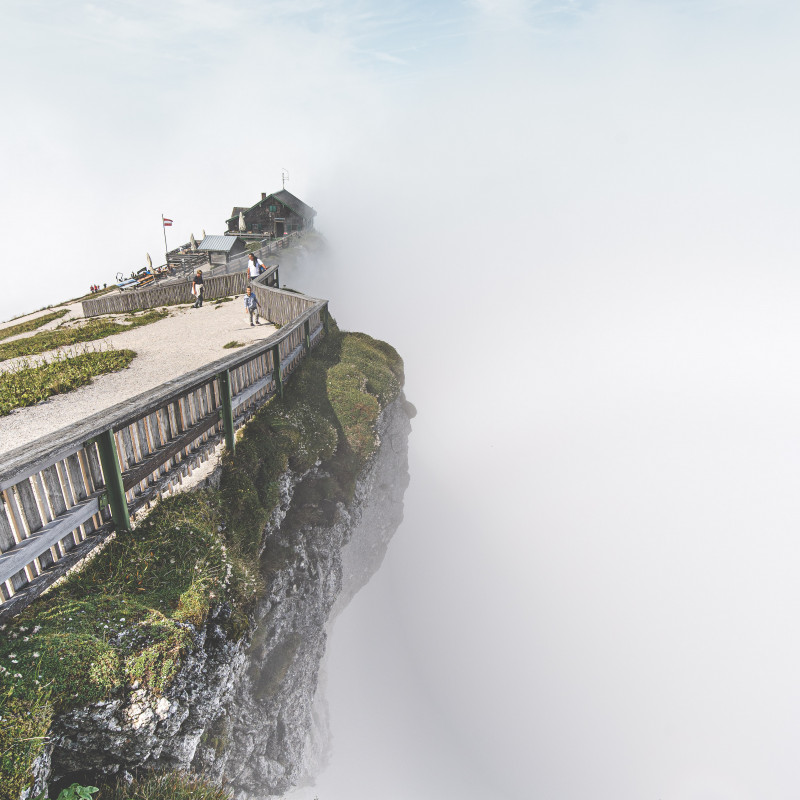 Eine Berghütte am Abgrund.