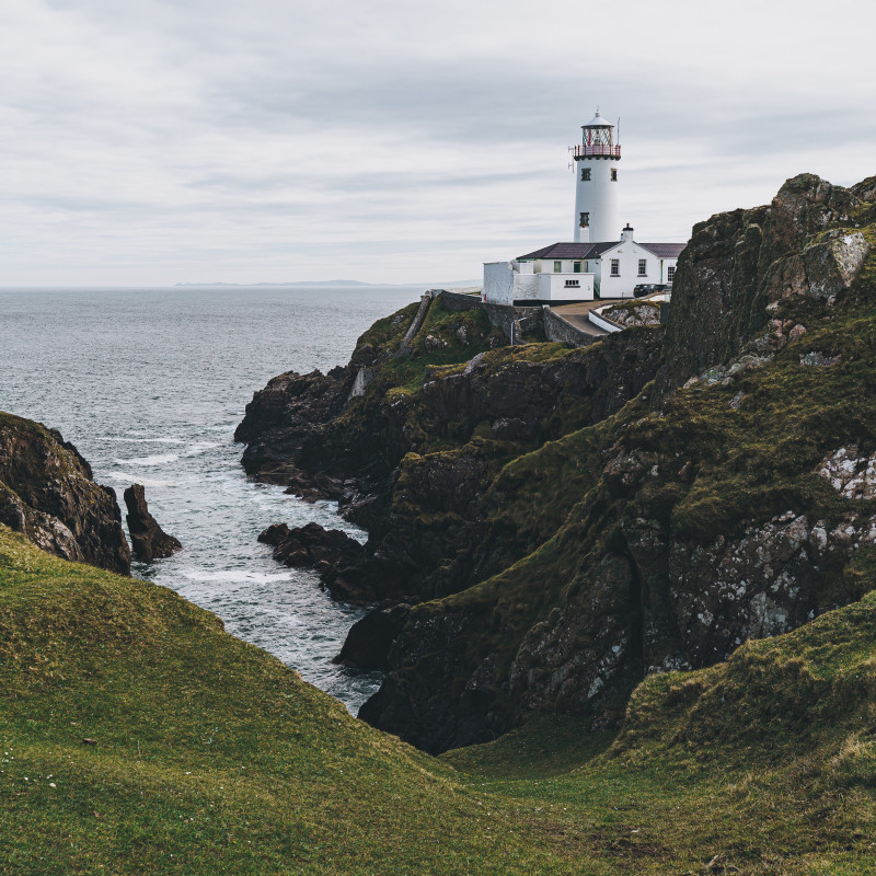 Ein Leuchtturm an der irischen Küste.