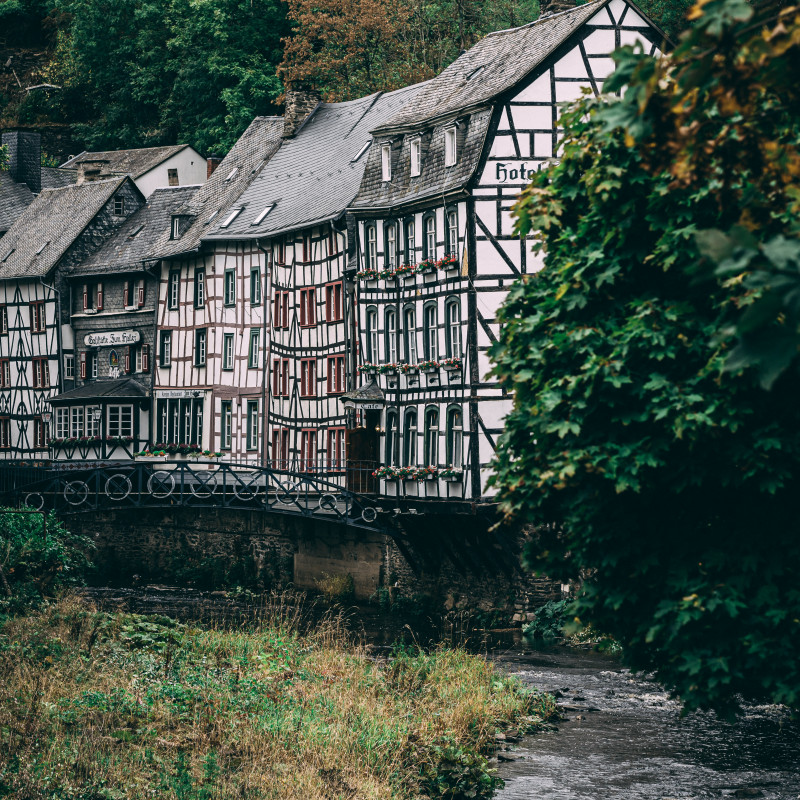 Fachwerkhäuser am Fluss.