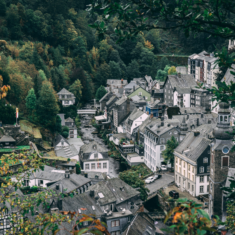 Blick von oben auf Stadt und Fluss.