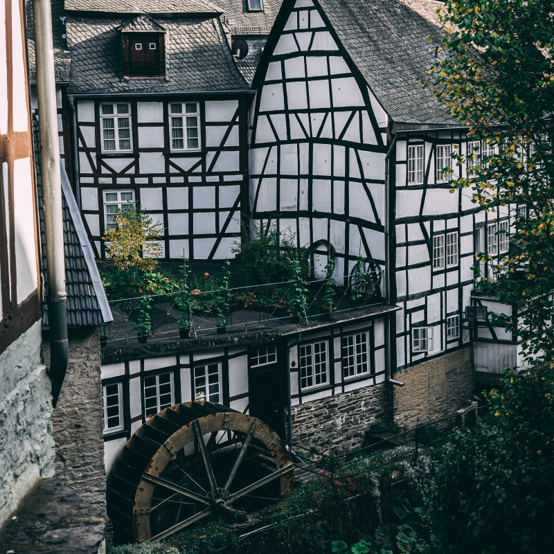 Fachwerkhaus und Wasserrad.