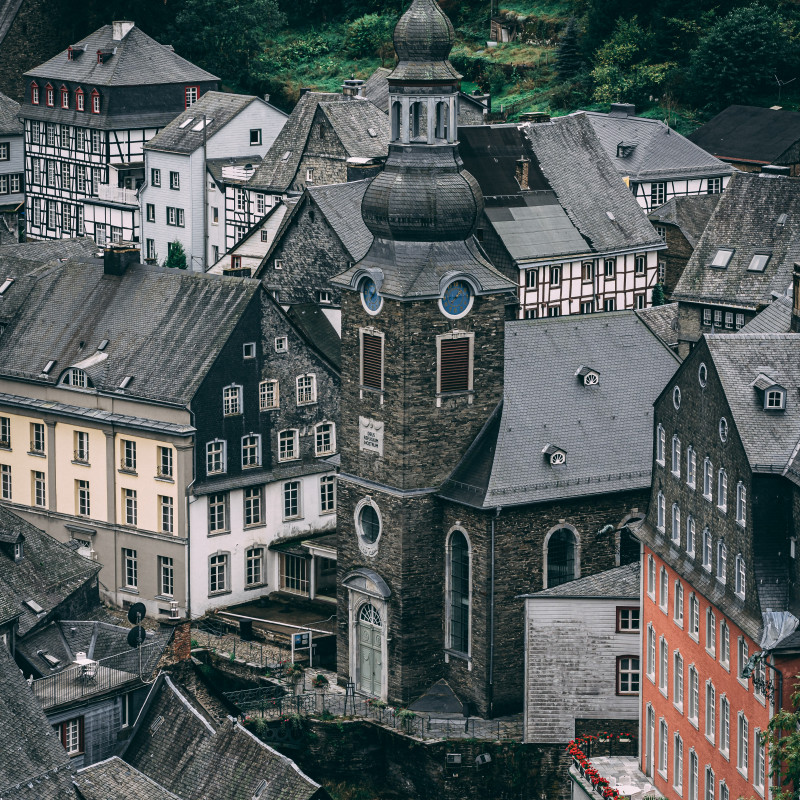 Eine Kirche im Ortskern, Blick von oben.