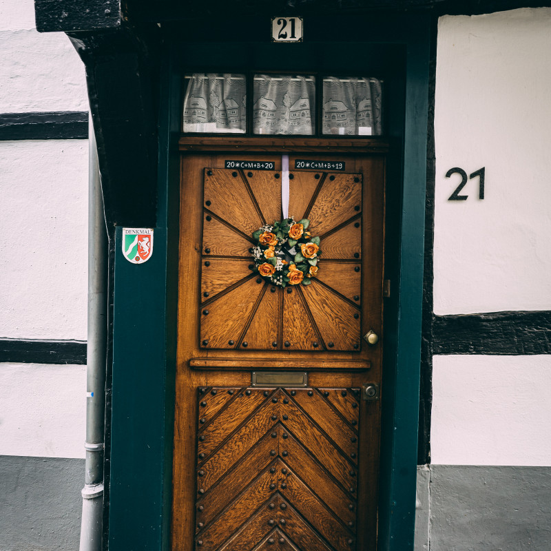 Eine alte Haustür.