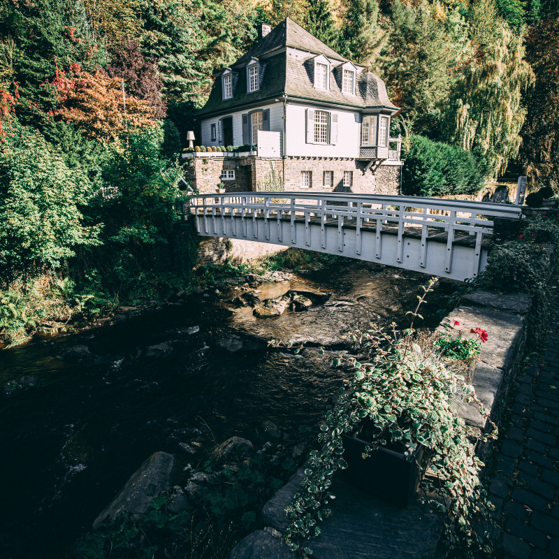 Eine Villa die nur über eine kleine Brücke erreichbar ist.
