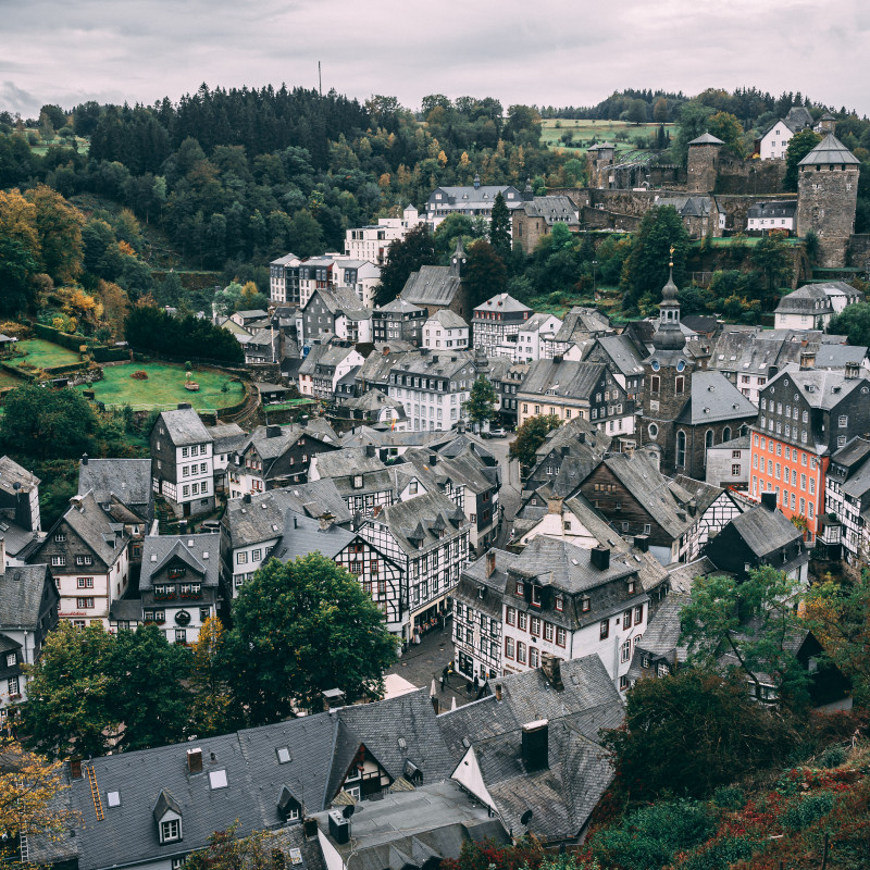 Monschau von oben, im Hintergrund die Burg.