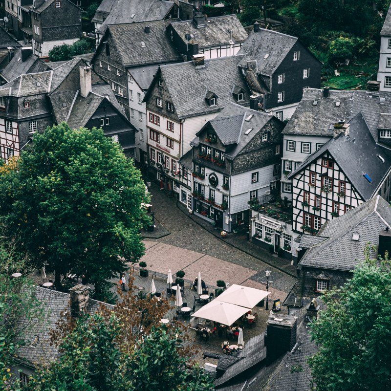 Fachwerkhäuser rund um einen Platz.