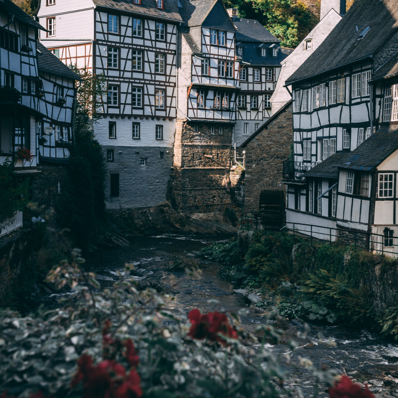 Fachwerkhäuser über dem Fluss.