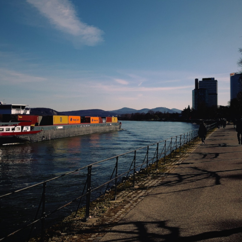 Ein Schiff auf dem Rhein.