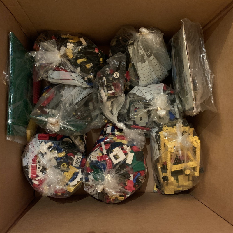In Tüten verpacktes LEGO in einer Kiste.