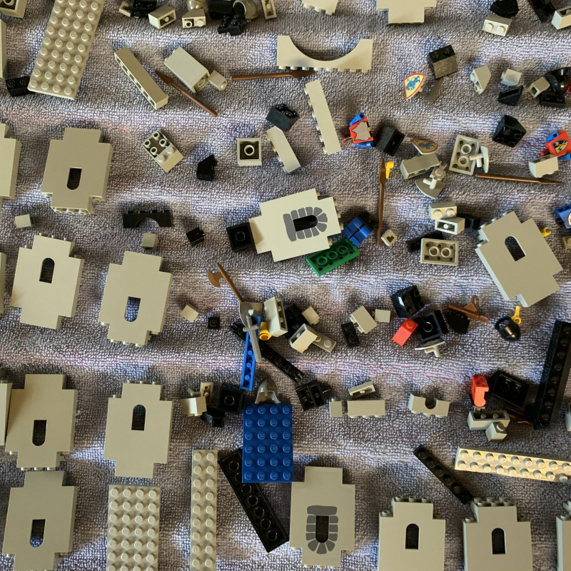 Teile der LEGO-Ritterburg liegen auf einem Handtuch zum Trocknen.