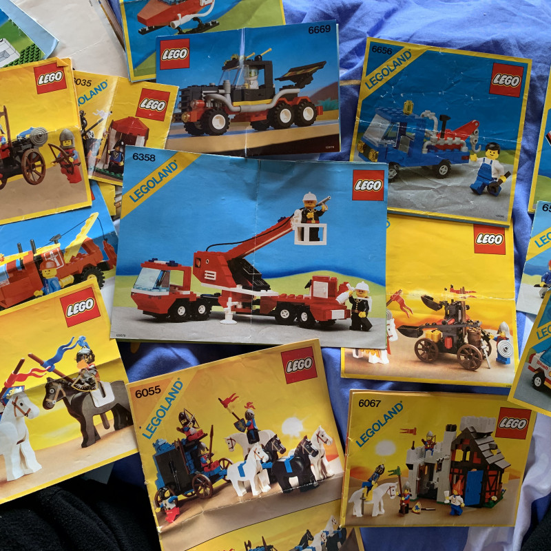 Verschiedene alte LEGO-Anleitungen.
