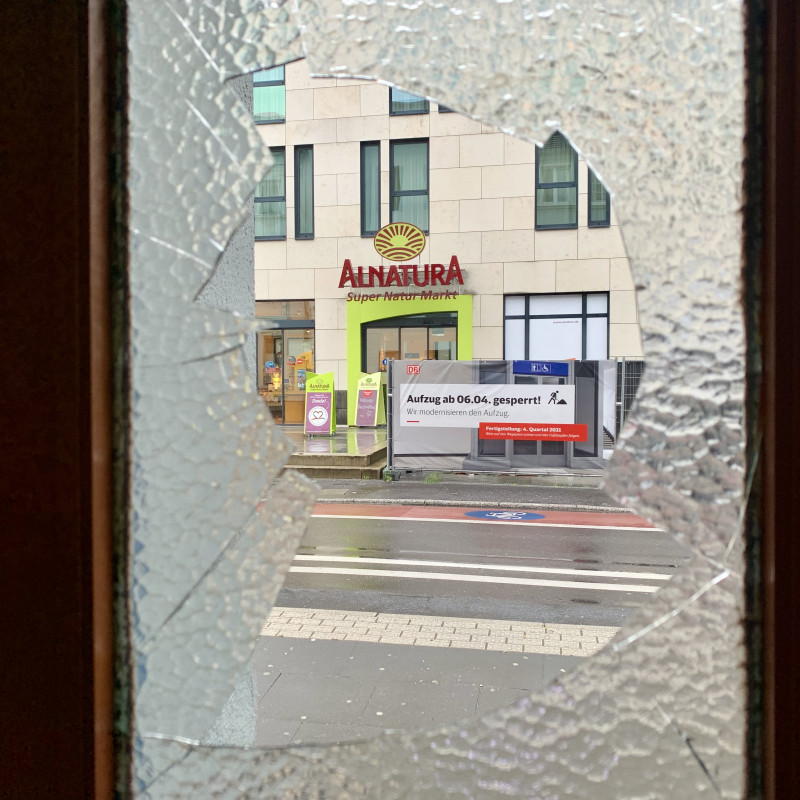 Blick durch eine zerbrochene Scheibe auf die Straße.