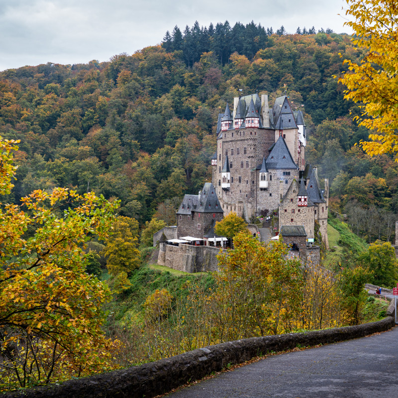 Burg Eltz im Herbstwald.