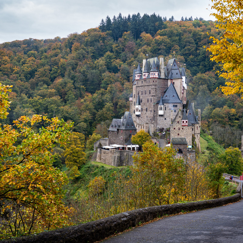 Burg Eltz im Herbstwald.