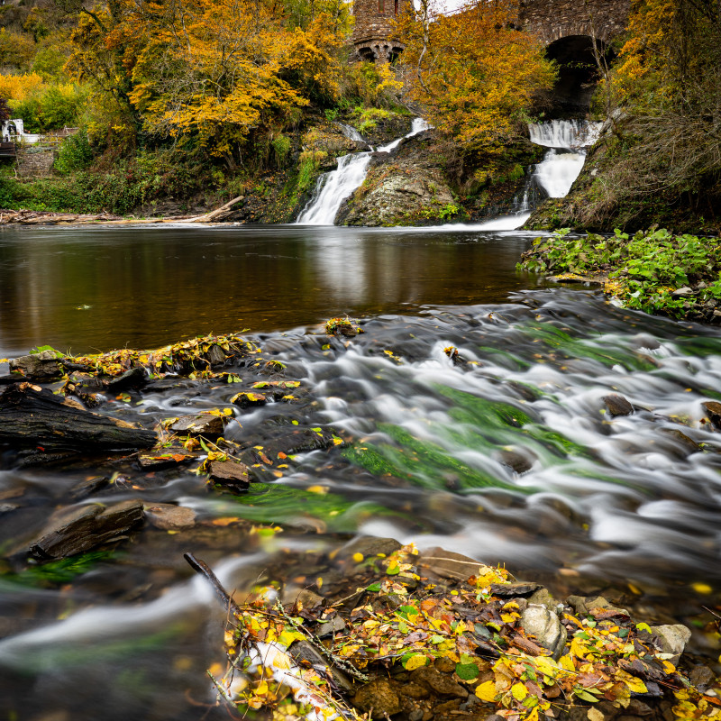 Wasser fließt einen Wasserfall hinunter.