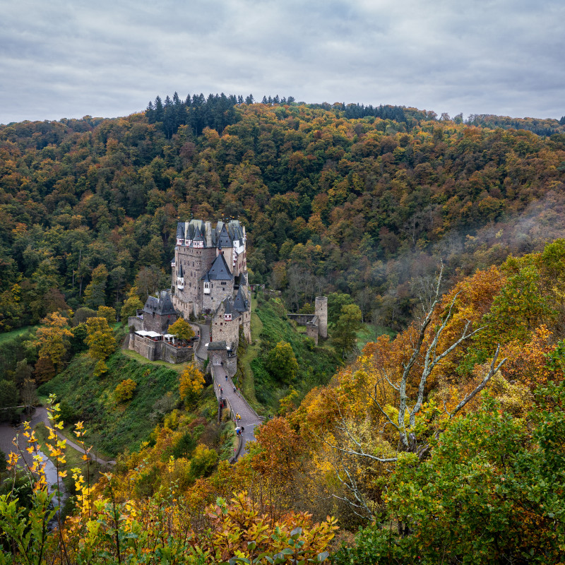 Burg Eltz im Herbstwald.