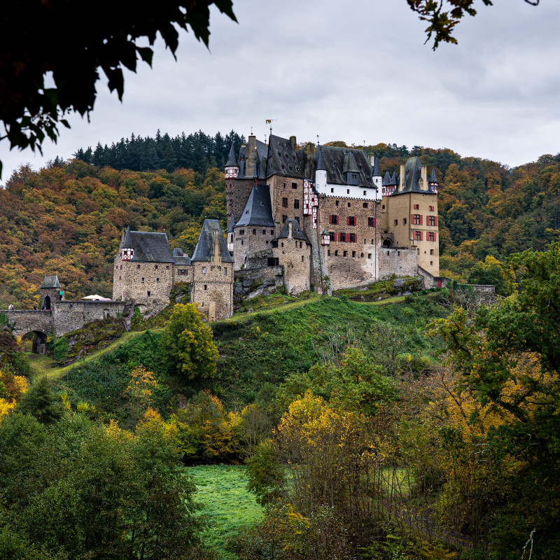 Burg Eltz von der Seite.