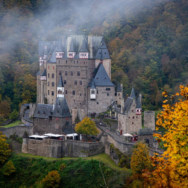 Burg Eltz im Herbstwald.