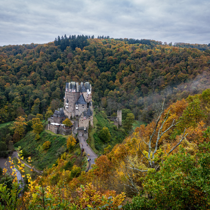 Burg Eltz im Herbstwald.