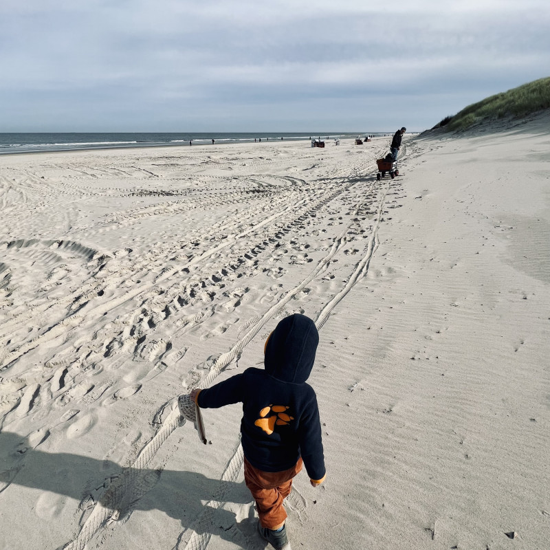 Ein Kind läuft im Sand.