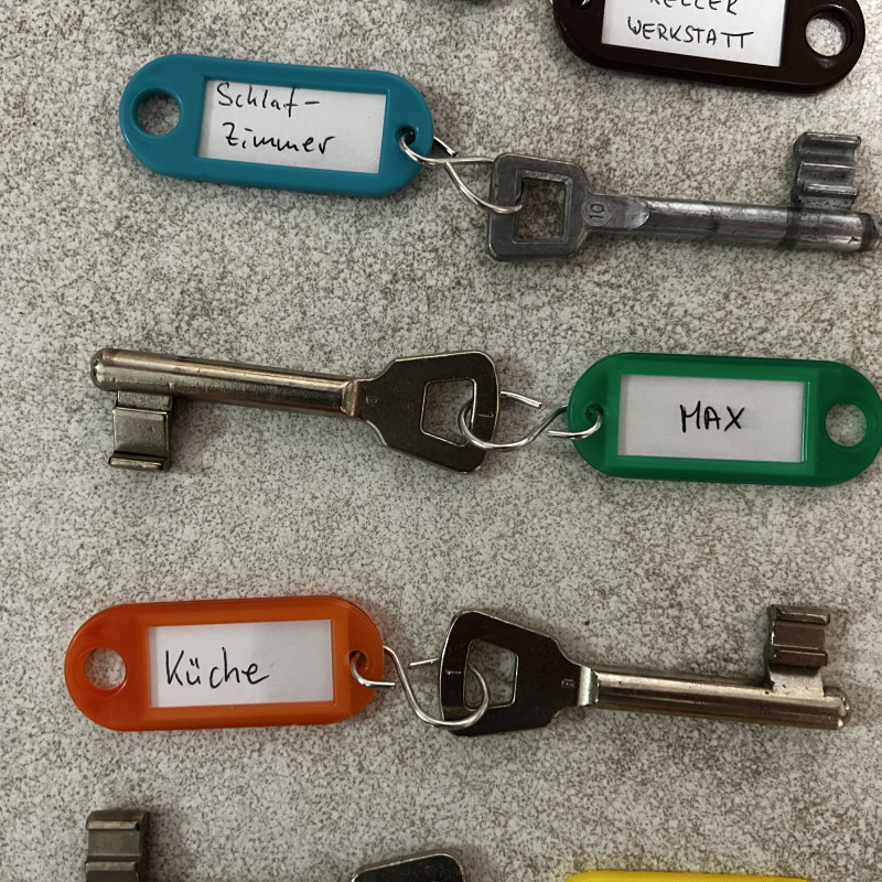 Mehrere Zimmerschlüssel liegen auf dem Boden.