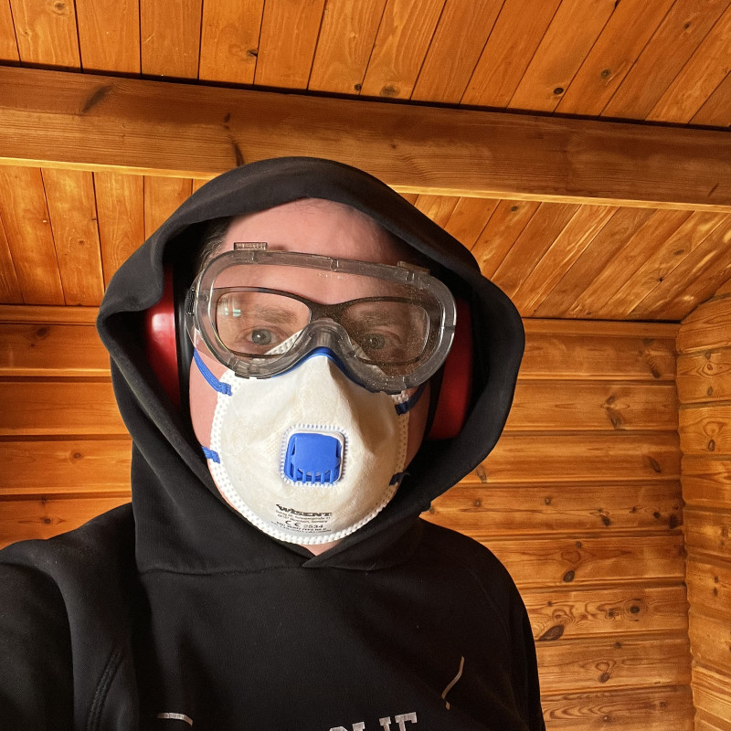 Selfie eines komplett vermummten Martins. Ich trage einen Kaputzenpulli, eine FFP2-Maske mit Filter, Lärmschutz-Kopfhörer und eine Schutzbrille über meiner normalen Brille.