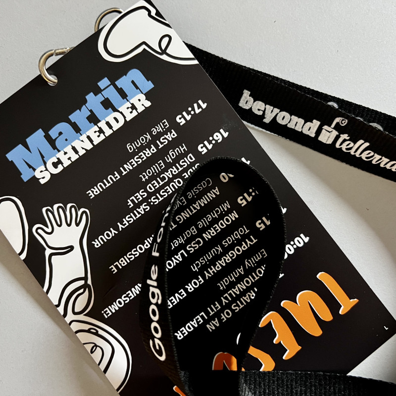 Ein Umhänger mit dem Programm der beyond-tellerrand-Konferenz und meinem Namen.