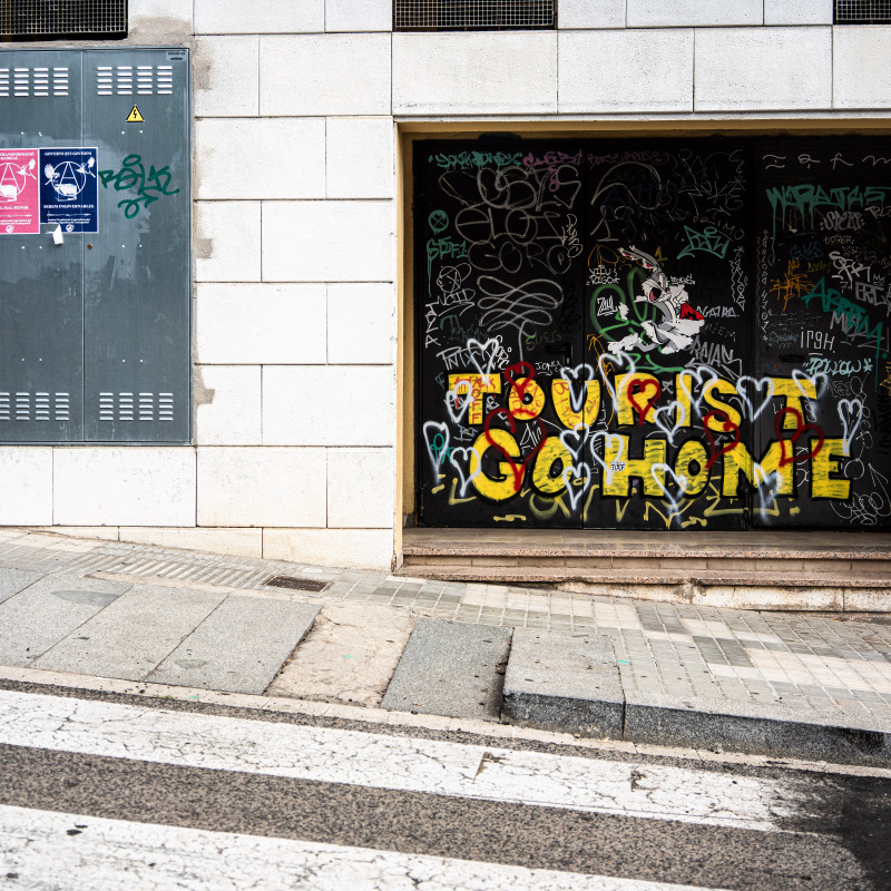 Grafitto: "Tourist go home".