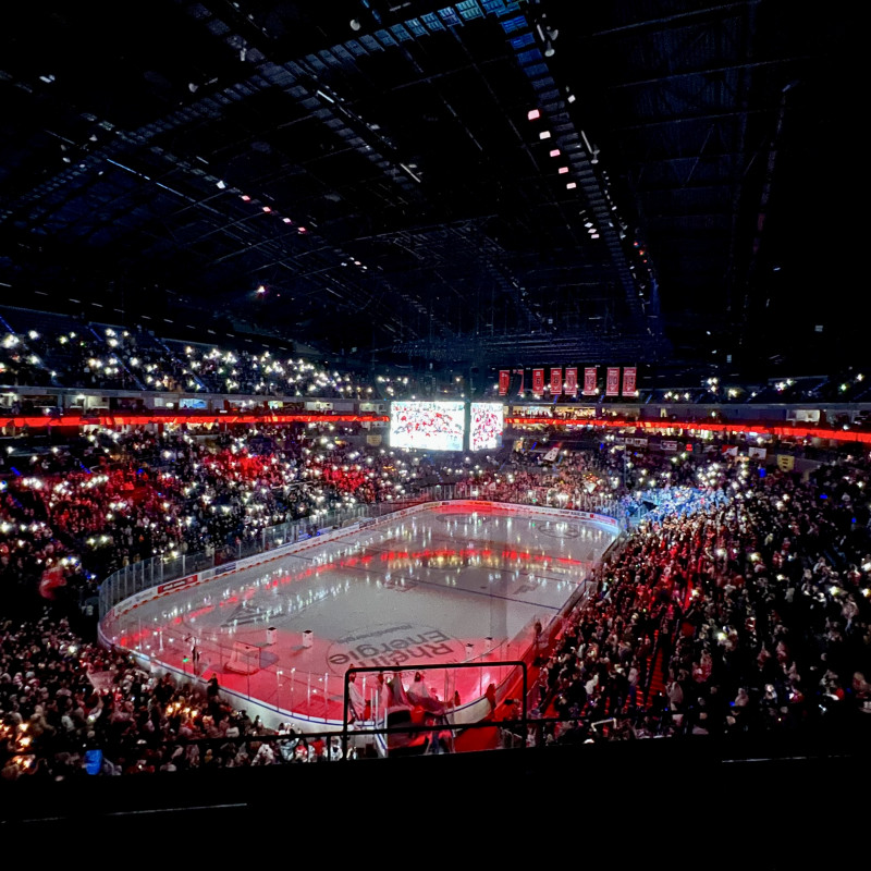 Panoramablick über die abgedunkelte und von zahlreichen Handy-Lichtern beleuchtete Lanxess-Arena.