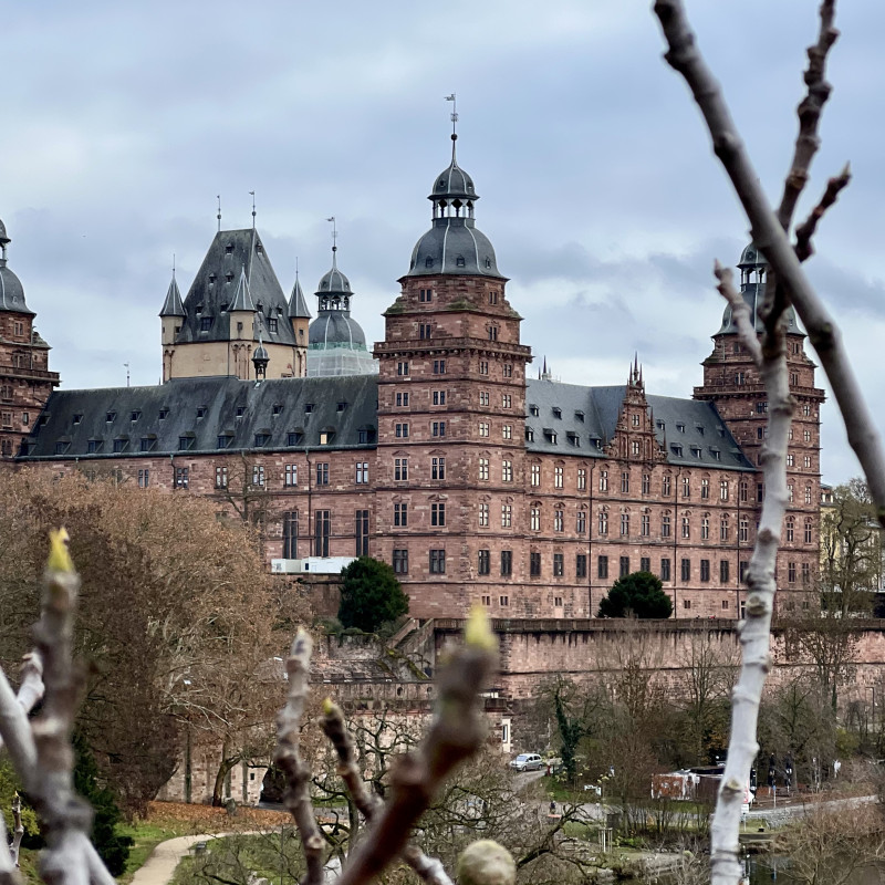 Schloss Johannisburg in Aschaffenburg. Ein rotes Gemäuer.